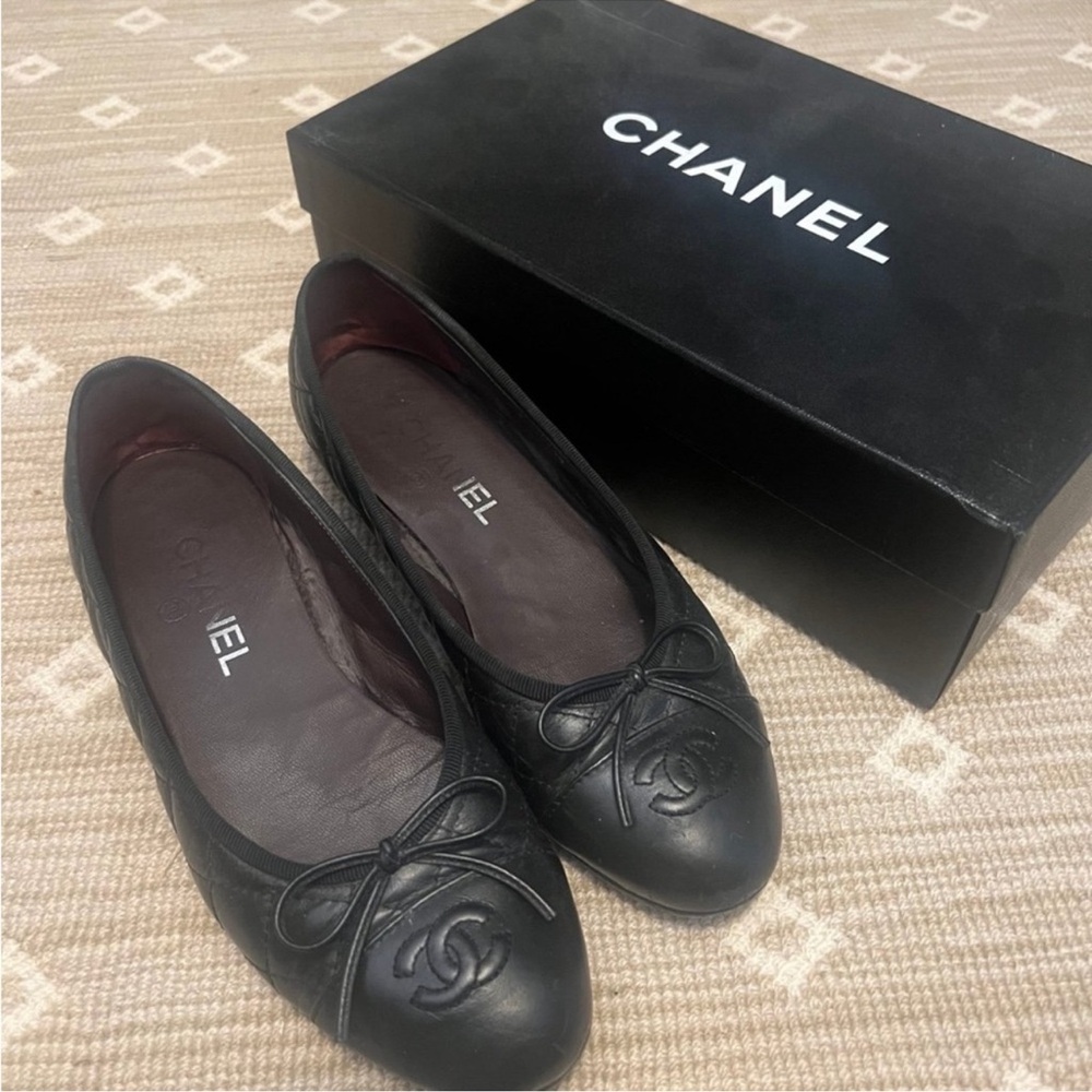 CHANEL Black Quilted Leather Flats